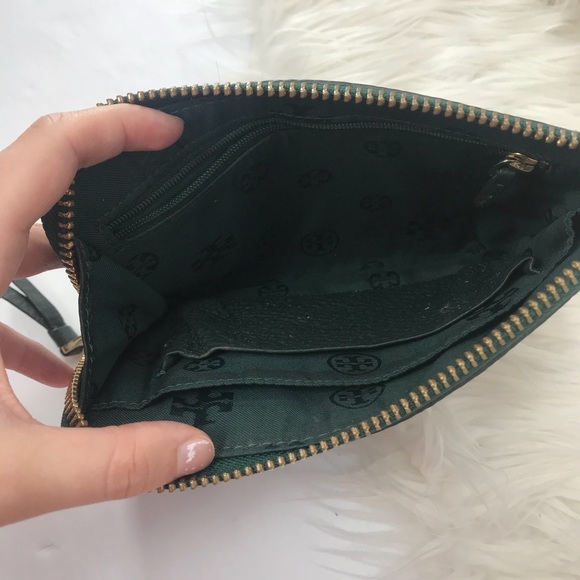 •Tory Burch• Robinson Pebbled Green Large Wristlet - Picture 6 of 8